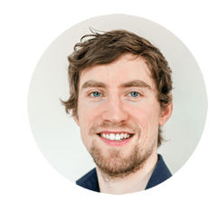 Op deze foto zie je Oscar Helm de verkoper van de Afslank receptenbijbel